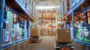 Zukunftstechnologie 3D Konzept: Automatisiertes Einzelhandelslager AGV-Roboter mit Infografik Auslieferung von Kartons in Distributionslogistikzentrum.