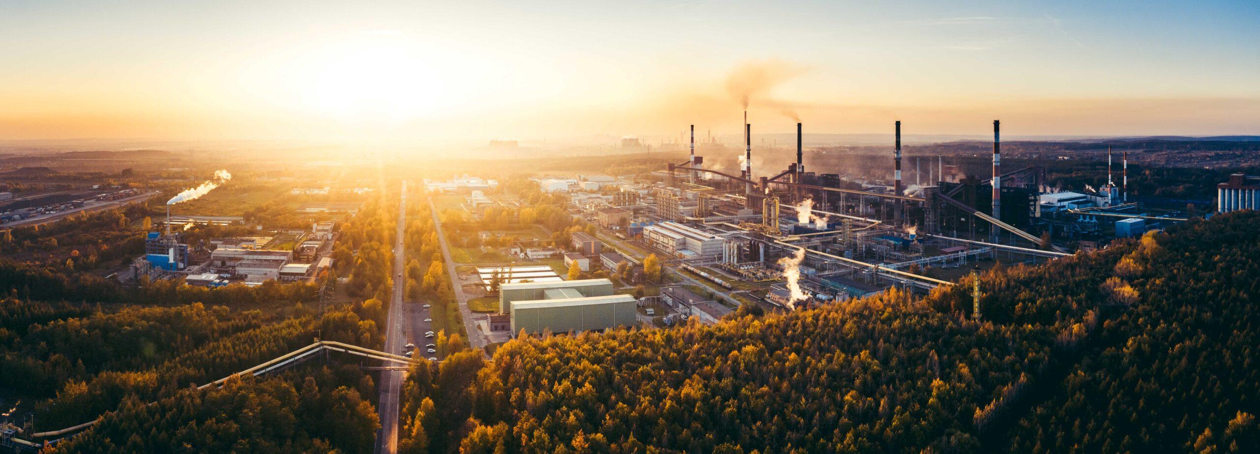 Industrielandschaft mit starker Umweltverschmutzung durch eine große Fabrik