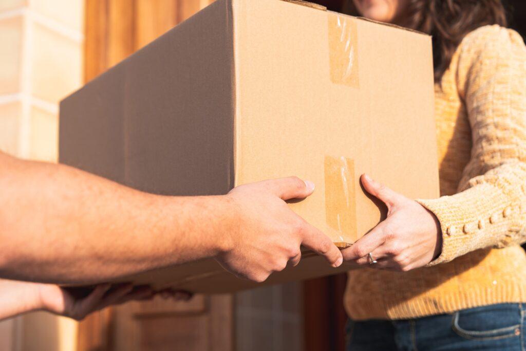 Paketübergabe an Kundin vor Haustür | Luftkissenfolie