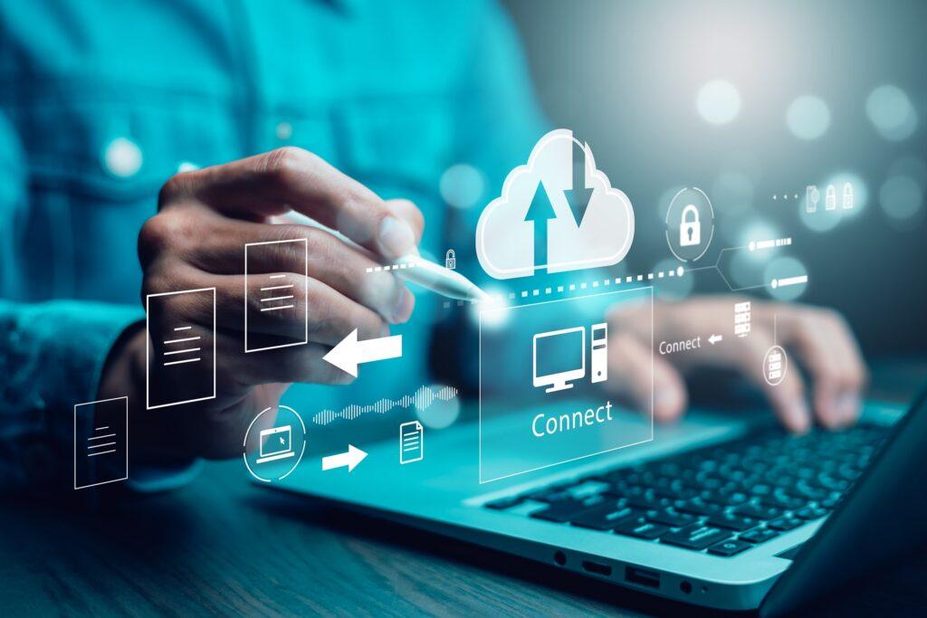 Entwickler programmiert am Laptop mit farbigem Code | Multimode Kabel
