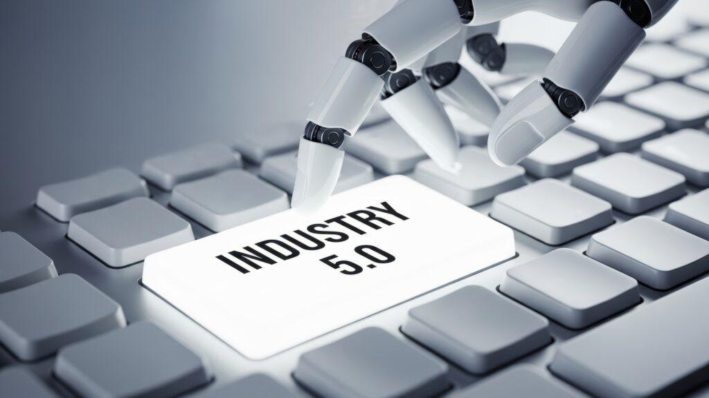 Roboterfinger drückt leuchtende Taste mit Industry 5.0 Aufschrift | E-Learning Anbieter